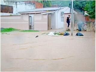 Ruas se transformaram em rios em Corumbá. Tempestade também causou estragos em Ladário (Foto: Marcelo Fernandes/Diário Online)
