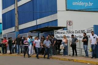 Movimentação em frente a local de prova do concurso para a Polícia Civil em Campo Grande. (Foto: Marcos Ermínio)