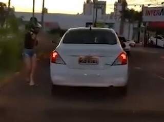 Vítima foi assaltada no meio da rua e teve a Biz roubada por dois em uma motocicleta  (Foto: reprodução/vídeo)