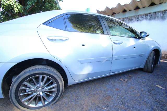 Adolescente tenta fugir, joga carro contra policiais e acaba baleado