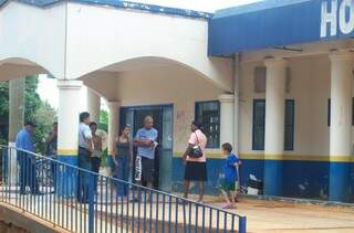 Familiares de vítimas aguardavam notícias de parentes em frente ao hospital Santa Luzia, em Aral Moreira. (Foto: Renan Nucci)