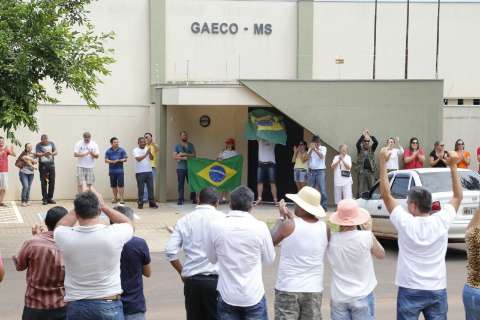 Abraço simbólico marca mobilização a favor de promotor do Gaeco 