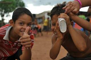 Crianças brincam na comunidade Cidade de Deus. Alimentação é garantida por meio de projeto social. (Foto: Alcides Neto)