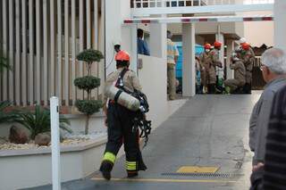 Bombeiros socorreram trabalhadores em reservatório de água subterrâneo. (Foto: Simão Nogueira)