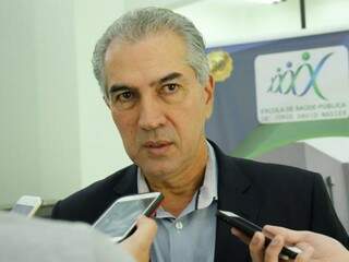 Governador Reinaldo Azambuja (PSDB), durante entrevista, em agenda pública (Foto: Chico Ribeiro/ALMS)