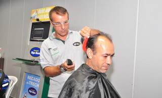 Caminhoneiro corta o cabelo aproveitando os serviços da Caravana. (Foto:João Garrigó)