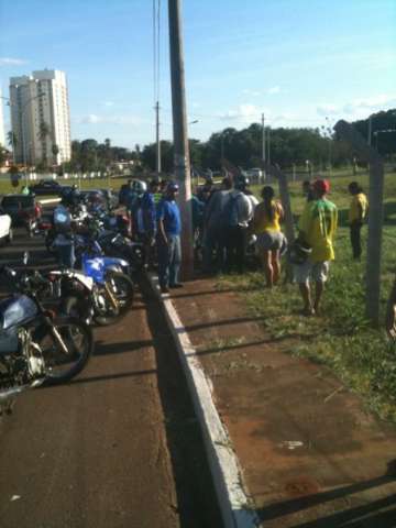 Motociclista perde o controle de moto, bate em poste e morre na Interlagos