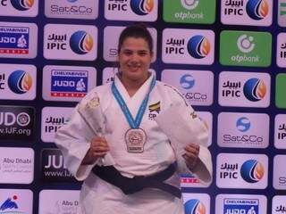 Camila Gebara exibe medalha de prata no Mundial Junior em Abu Dhabi. (Foto: Reprodução)