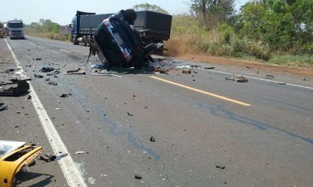 Acidente entre carreta e Hilux deixa um morto e um ferido na BR-163