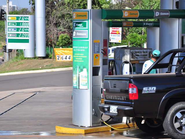  Caem pre&ccedil;os de &aacute;lcool e gasolina, mas varia&ccedil;&atilde;o do etanol chega a 24%