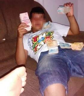 O estudante, menor de idade, ostentava dinheiro na Internet pelas redes sociais (Foto: Direto das Ruas)