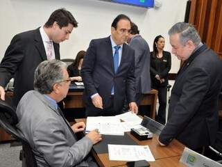 Deputado Felipe Orro (PSDB) recolhendo assinaturas dos colegas João Henrique Catan (PL), Antônio Vaz (Republicanos) e Evander Vendramini (PP), para CPI (Foto: Luciana Nassar/ALMS)