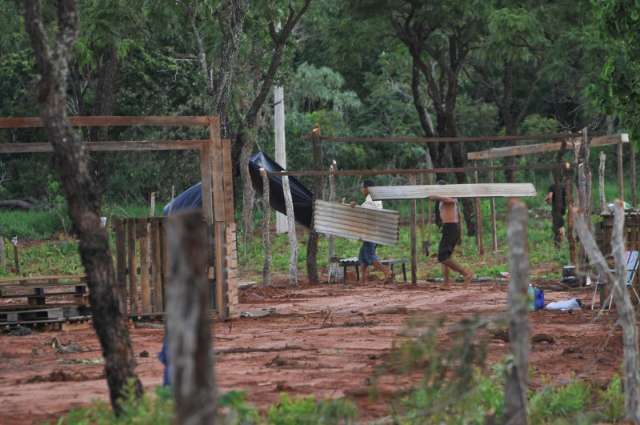 Em meio a pol&ecirc;mica sobre Cidade de Deus, fam&iacute;lias invadem nova &aacute;rea