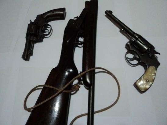 Pol&iacute;cia prende dupla que rendeu idosos e roubou dinheiro e armas de fazenda