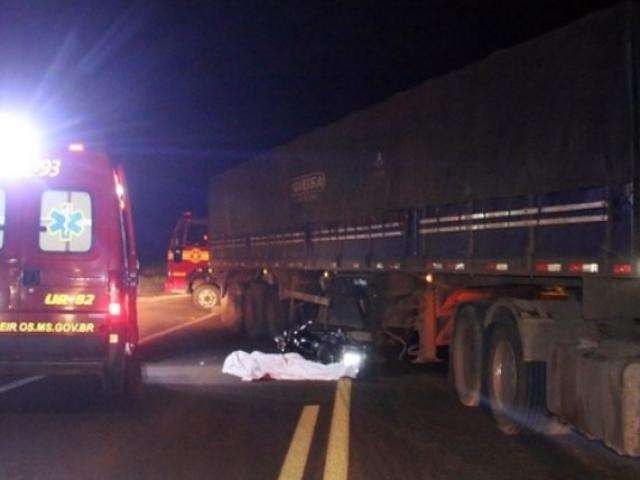 Motociclista de 29 anos morre ao colidir em carreta na MS-060
