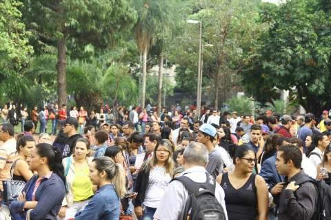 Multidão madruga e 3 mil disputam mil vagas em Feirão do Emprego