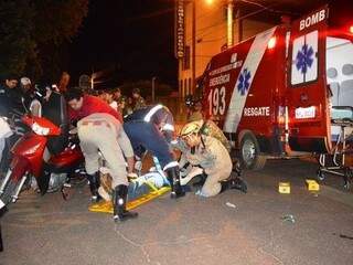 Mulher ficou ferida após sofrer uma queda de moto. (Foto: Alisson Silva/Edição de Notícias)