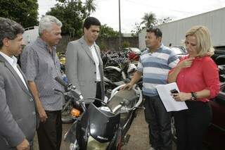 Delegada recebe dono de moto e deputados na delegacia para conferir os 397 veículos (Foto: Cleber Gellio)