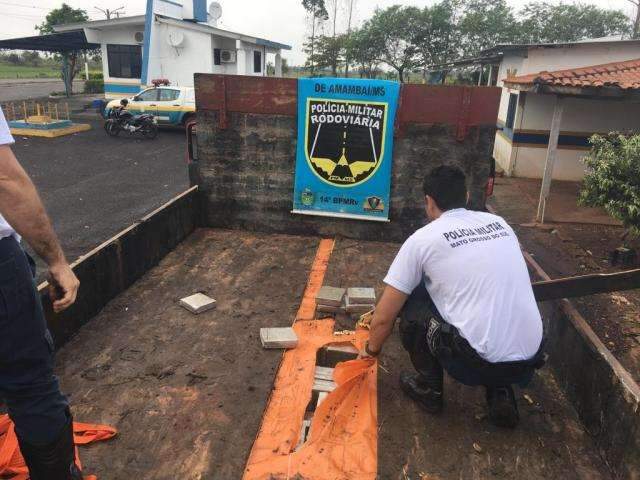 Pol&iacute;cia apreende 2,8 toneladas de maconha em fundo falso de caminh&atilde;o