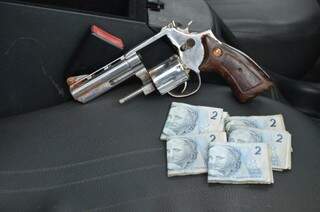 Arma e dinheiro que estavam com bandidos presos. (Fotos: Vanderlei Aparecido)