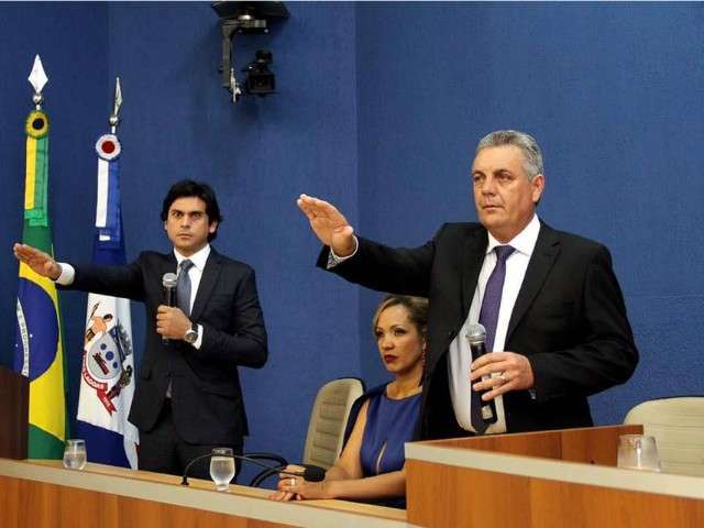 Guerreiro toma posse logo depois da meia-noite e promete gest&atilde;o criativa