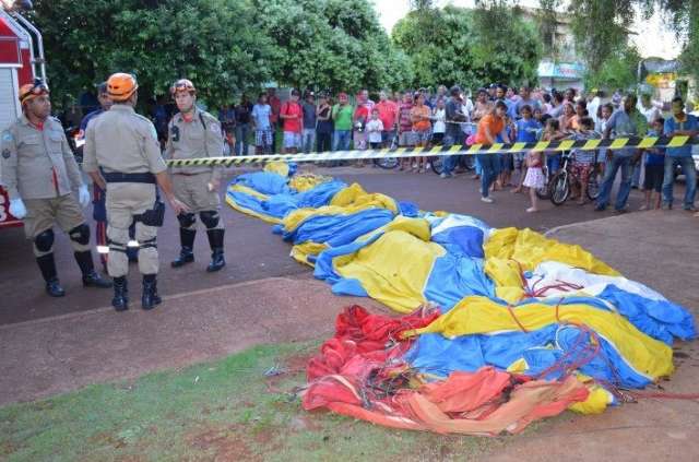 Durante passeio, bal&atilde;o com quatro pessoas cai sobre telhado de casa