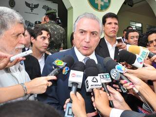 Vice-presidente Michel Temer, ao lado do ministro da Defesa, Celso Amorim, durante agenda em Campo Grande no ano passado. (Foto: arquivo)