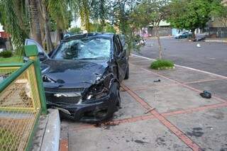 A frente do carro ficou destruída. (Foto: Simão Nogueira) 