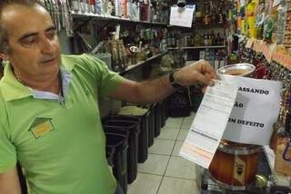 Valmir Bessa, comerciante de Camelódromo, reclama de aumento na tarifa de energia. (Foto: Léo Lima/Perfil News)