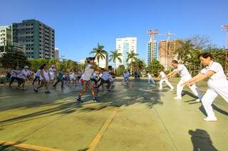 As aulas acontecem de segunda à sexta-feira, das 6h45 às 7h15 na Praça Esportiva Belmar Fidalgo. 