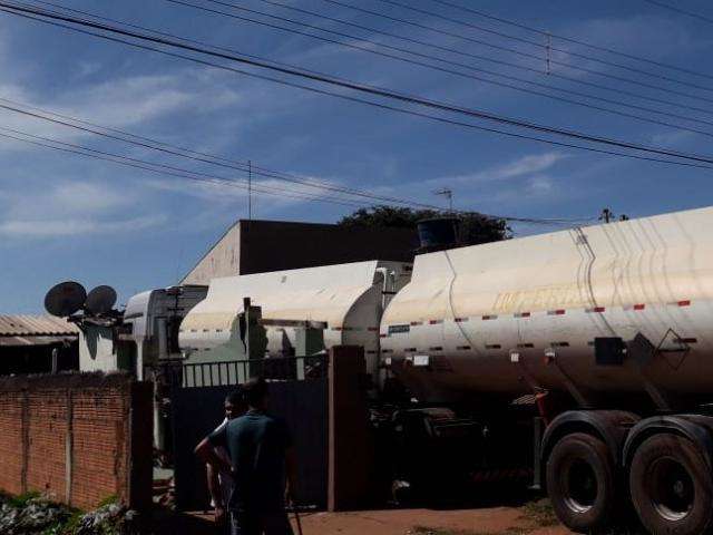 Carreta desgovernada invade terreno e destr&oacute;i tr&ecirc;s quitinetes 