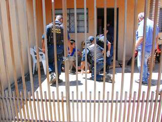 Policiais aguardam o SAMU (Foto: Simão Nogueira)