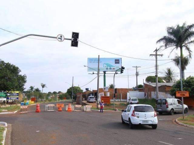 Avan&ccedil;o de obras no Rio Anhandu&iacute; interdita trecho da Ernesto Geisel