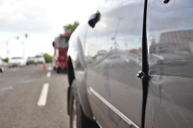 Ciclista fica ferido ao colidir com caminhonete na Ernesto Geisel