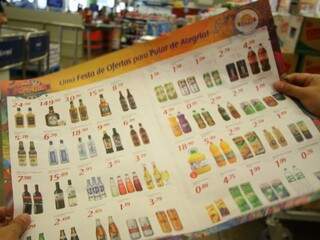 Tablóide de ofertas de supermercado expõe somente ofertas de bebidas (Foto: André Bittar)