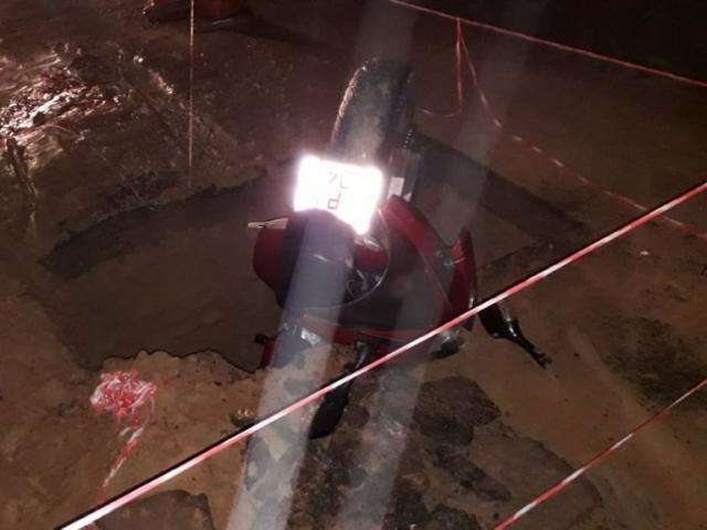 Motociclista fica ferido ao cair em buraco aberto na Rua Catigu&aacute;