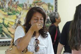 Mulher chora após Justiça determinar retorno de Bernal (Foto: Vanessa Tamires)