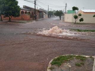 Pancadas de chuva estouram bueiros, alagam ruas e derrubam sete &aacute;rvores