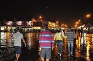 Pessoas deixam parque de exposições durante chuva, que cancelou show da banda Jota Quest (Foto: Divulgação)