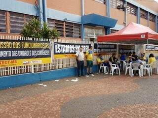 Funcionários durante protesto, esta manhã (12) no centro de distribuições dos Correios em Campo Grande. (Foto: Mirian Machado) 