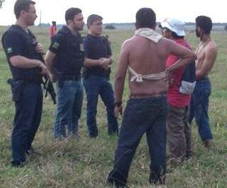 Indígenas conversaram com policiais. (Foto: Divulgação)