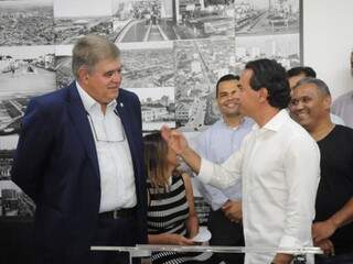 À esquerda, ministro Carlos Marun, durante agenda com o prefeito Marquinhos Trad.(Foto: Paulo Francis).