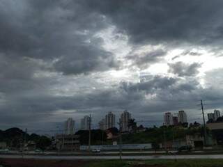 O dia amanheceu garoando e fechado na capital sul-mato-grossense (Foto: Mirian Machado) 