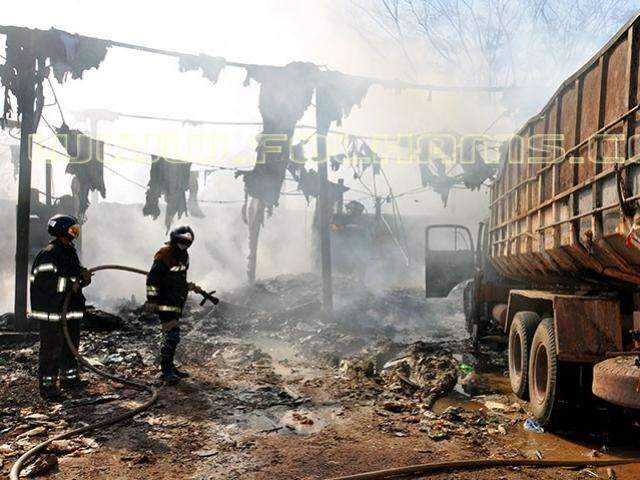 Inc&ecirc;ndio em dep&oacute;sito atinge at&eacute; caminh&atilde;o e preju&iacute;zo chega a R$ 200 mil 