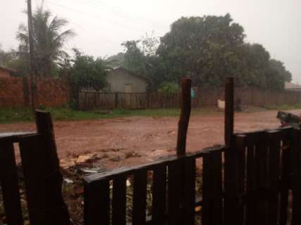 Chuva alaga bairros e ruas viram rios em Campo Grande