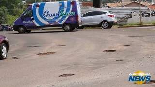 Repleta de buracos, Avenida Mato Grosso põe motoristas em risco