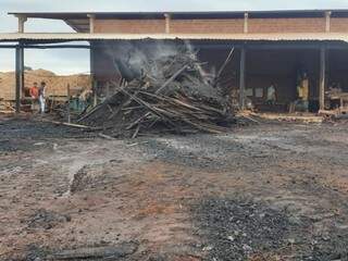 Madeireira estima preju&iacute;zo de R$ 30 mil e suspeita que inc&ecirc;ndio foi criminoso