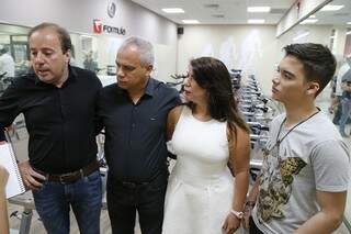 Ricardo Fagundes e o casal Lourival e Dejane Menezes, ao lado do filho durante a inauguração da Fórmula (Foto: Gerson Walber)
