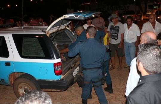 Homem &eacute; morto  esfaqueado em frente a C&acirc;mara de Vereadores