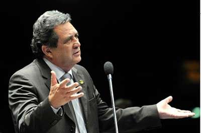 Suspensos 4 v&ocirc;os da TAM e Gol de MS para o DF; Moka protesta